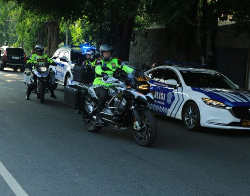 Kapolda Jatim Beri Motivasi Serahkan Tali Asih di Pos Pam Nataru ASDP Ketapang Banyuwangi