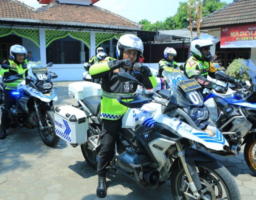 Patroli Motor di Jalur Pantura Situbondo, Kapolda Jatim Beri Bansos Untuk Warga Asembagus