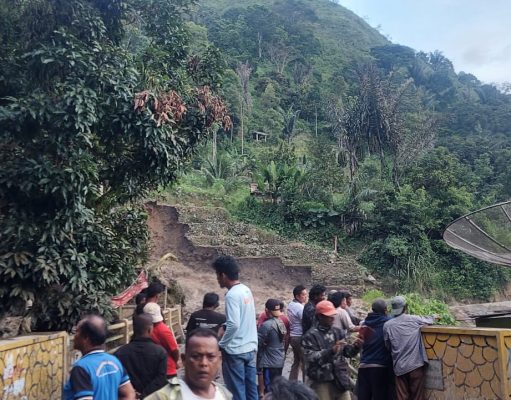 Polres Simungun Bersama Tim Sigap Tanggap Evakuasi Banjir Bandang Sapu Dusun 2 Binanga Bolon, 28 KK Mengungsi dan Jalan Putus Total