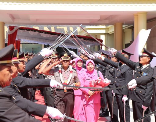 Barisan Pedang Pora Iringi Wisuda Purna Bakti 38 Anggota Polri dan ASN Polres Nganjuk