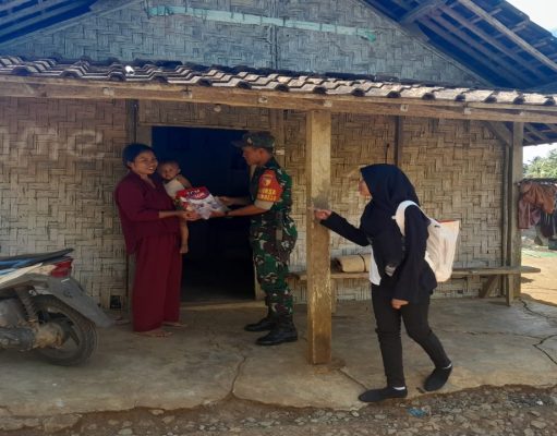 Wujud Kepedulian, Babinsa Koramil Wates Bersama Bidan Desa Laksanakan Pemantauan Kesehatan Anak Penderita Stunting Di Wilayah Binaannya