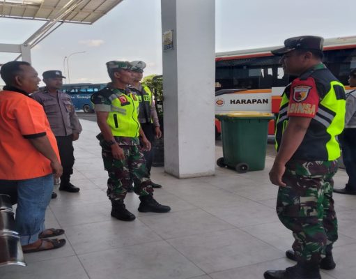 Jaga Wilayah Agar Tetap Kondusif Jelang Nataru, Anggota Kodim 0808/Blitar Bersama Dinas Terkait Laksanakan Pengamanan