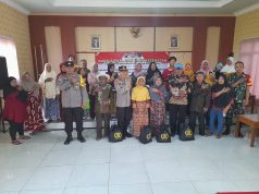 Polsek Dlanggu Bagikan Bansos dari Korbinmas Polri, Ini Doa dan Ucapan Warga Mojokerto