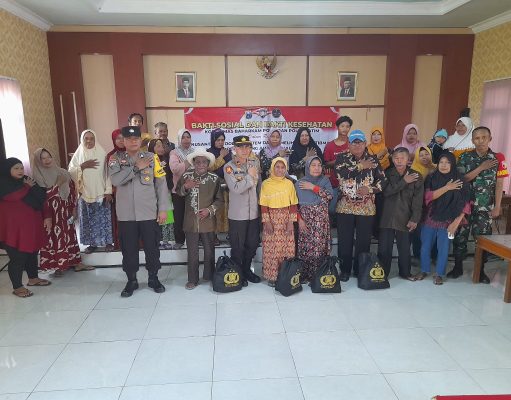 Polsek Dlanggu Bagikan Bansos dari Korbinmas Polri, Ini Doa dan Ucapan Warga Mojokerto