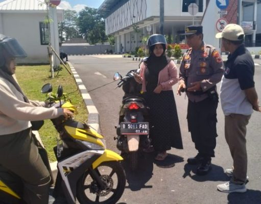 Anggota Polsek Tingkir Gelar Patroli Himbau Masyarakat Tidak Parkir Sembarangan Di Terminal Salatiga