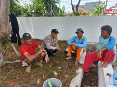 Pak Bhabin Kutowinangun Kidul Bantu Kerja Bakti Warga Binaannya