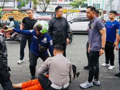 Gercep Kapolda Riau Bersama Anggotanya Bantu Pemotor Tertabrak Mobil