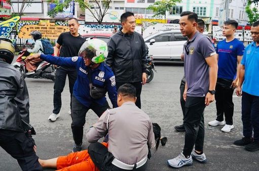 Gercep Kapolda Riau Bersama Anggotanya Bantu Pemotor Tertabrak Mobil