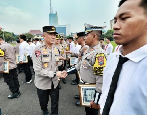 Kapolda Jatim Berikan Penghargaan kepada Anggota dan PNS Polda Jatim yang Berprestasi