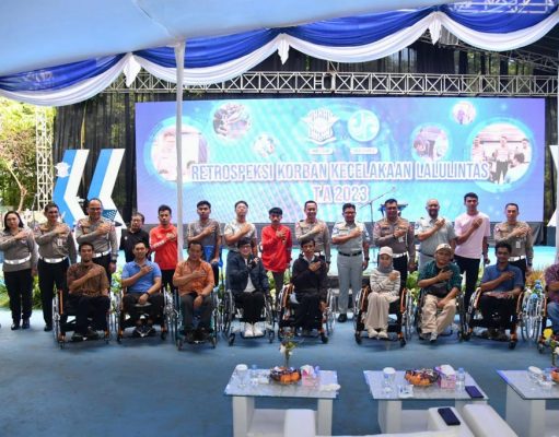 Korlantas Polri Berikan Bantuan Kursi Roda, Kaki Palsu dan Tongkat Untuk Korban Kecelakaan Lalu Lintas