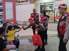 Polisi Sinterklas di Manado Gelar Patroli Sambil Menyapa Warga dan Berikan Hadiah