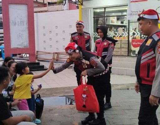 Polisi Sinterklas di Manado Gelar Patroli Sambil Menyapa Warga dan Berikan Hadiah