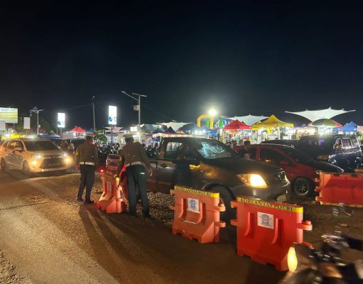 Jelang Tahun Baru, Polresta Mamuju Distribusikan Road Barrier Ke Kawasan Anjungan Pantai Manakarra