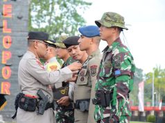 Kapolri Beri Penghargaan Pin Emas Kepada Prajurit TNI dan Anggota Polri yang tergabung dalam Satgas Operasi Damai Cartenz 2023