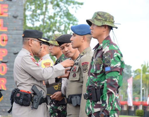 Kapolri Beri Penghargaan Pin Emas Kepada Prajurit TNI dan Anggota Polri yang tergabung dalam Satgas Operasi Damai Cartenz 2023