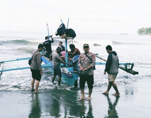 Polsek Pesisir Utara Polres Pesibar Melaksanakan Kunjungan Ke Pulau Pisang