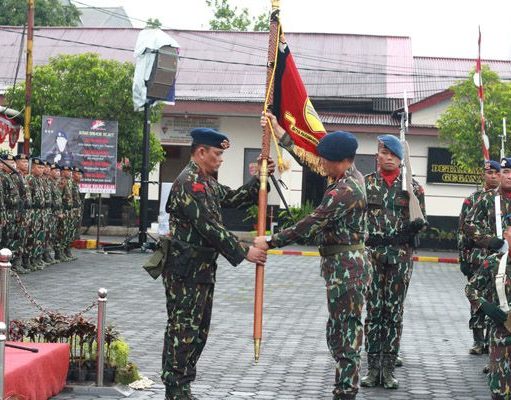 Kombes Pol Brury Serahkan Dhuaja Satbrimob Polda Sulut ke Kombes Pol Agung