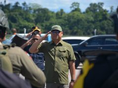 Kaops Damai Cartenz Pimpin Upacara Pelepasan Jenazah Briptu Anumerta Alfando Steve Karamoy di Timika