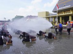 Naik Pangkat, Puluhan Personil Polres Sukoharjo Disemprot Air Damkar dan AWC