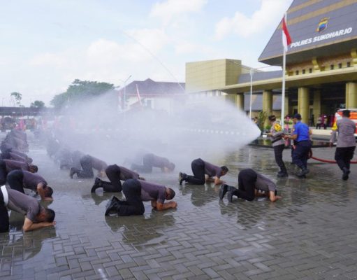Naik Pangkat, Puluhan Personil Polres Sukoharjo Disemprot Air Damkar dan AWC