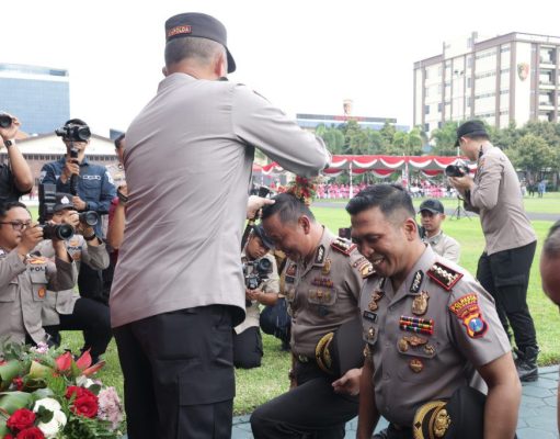 Kapolda Jatim Pimpin Upacara Kenaikan Pangkat 2.925 Personel di Penghujung Tahun 2023