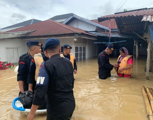 Polisi Bantu Evakuasi Korban Banjir di Kerinci dan Sungai Penuh