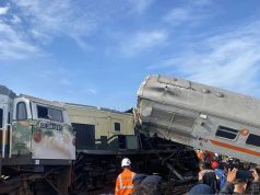 Polisi Melakukan Evakuasi Penumpang KA dan Posisi Masinis masih Terjepit