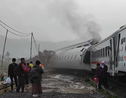 Satu Pramugara Meninggal Akibat Kecelakaan Kereta Api di Bandung