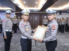 Polisi Heroik Bripda Novandro Mendapat Penghargaan dari Kakorlantas Polri