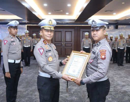 Polisi Heroik Bripda Novandro Mendapat Penghargaan dari Kakorlantas Polri