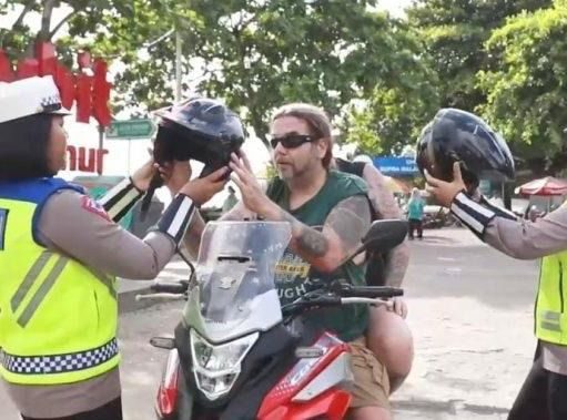 Satgas Kamseltibcarlantas Operasi OMB Polda Bali Ajak Wisatawan Tertib Berlalulintas