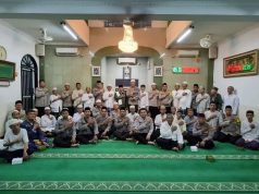 Dirbinmas Polda Metro Serahkan 100 Paket Sembako dan Al-Quran pada Program Salat Subuh Keliling di Masjid Al-Islah