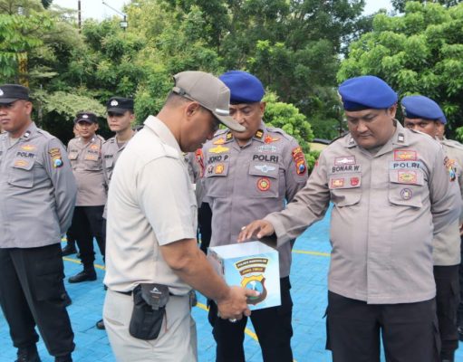 Usai Laksanakan Apel Pagi, Personel Polres Bangkalan Isi Kotak “SEMANGAT”
