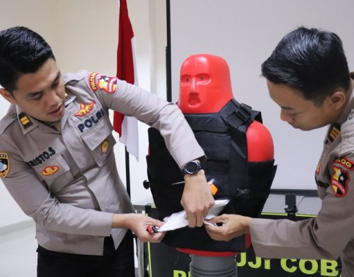 Puslitbang Polri Kenalkan Teknologi Keamanan Interfare Rompi Anti Sayat dan Senter Bhabinkamtibmas