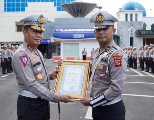Ipda Subandi Atas Aksi Heroiknya Gagalkan Komplotan Begal, Kakorlantas Berikan Penghargaan