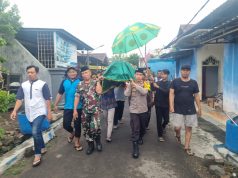 Beri Penghormatan Terakhir, Kapolsek Dlanggu bersama Danramil Angkat Keranda Jenazah Kepala Desa