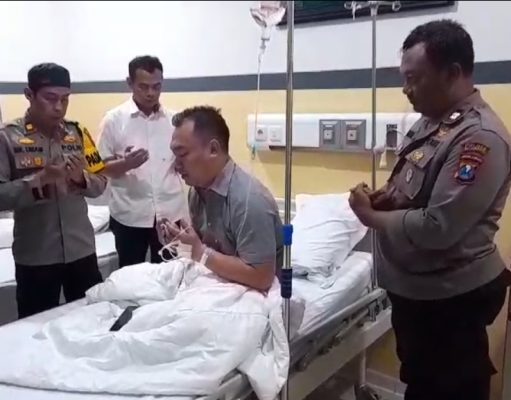 Wujud Kepedulian, Kapolsek Dlanggu Beri Semangat Dan Doakan Kesembuhan Anggota