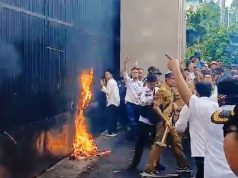Unjuk Rasa APDESI di Depan Gedung DPR di Warnai Aksi Pembakaran Spanduk