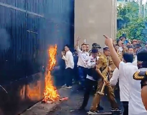 Unjuk Rasa APDESI di Depan Gedung DPR di Warnai Aksi Pembakaran Spanduk