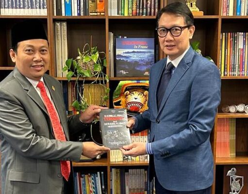 Buku Karya Irjen Dedi Prasetyo Diserahkan ke Para Dubes, Ini Tujuannya