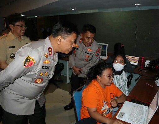 Kapolda Sulut Pantau Kota Melalui CCTV dan Cek Ruangan Command Center Ketika Kunjungi Kantor Walikota