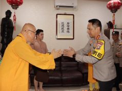 Tokoh Agama Tionghoa Ikut Mendoakan Pemilu Aman Dan Damai, Kapolres Jakbar Tinjau Ibadah Imlek di Vihara