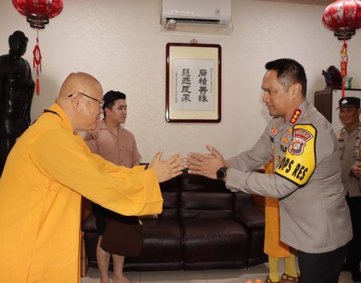 Tokoh Agama Tionghoa Ikut Mendoakan Pemilu Aman Dan Damai, Kapolres Jakbar Tinjau Ibadah Imlek di Vihara