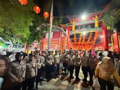 Polwan Polresta Pati Hadir Menyapa Masyarakat yang Menyaksikan Perayaan Imlek