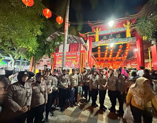 Polwan Polresta Pati Hadir Menyapa Masyarakat yang Menyaksikan Perayaan Imlek