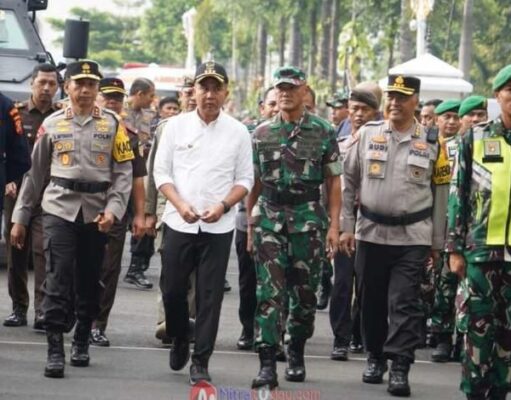 PJ Gubernur Jabar Pimpin Apel didampingi Kapolda Jabar Pimpin Pergeseran Pasukan Pengamanan Pemilu 2024