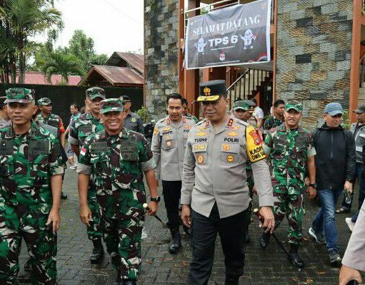 Kapolda Sulut Kunjungi Sejumlah TPS di Daerah Pastikan Pelaksanaan Pencoblosan Berjalan Aman dan Tertib