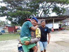 Polri Bantu Pemilih Disabilitas Menuju TPS di Desa Yosonegoro