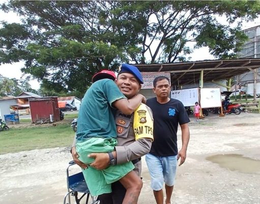 Polri Bantu Pemilih Disabilitas Menuju TPS di Desa Yosonegoro