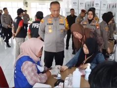 Kapolrestabes Makassar Periksa Kesehatan Petugas TPS, Bagikan Vitamin dan Susu